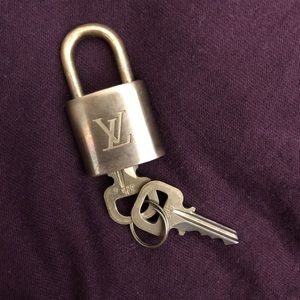 Pre-loved LV Lock & Key Set 315